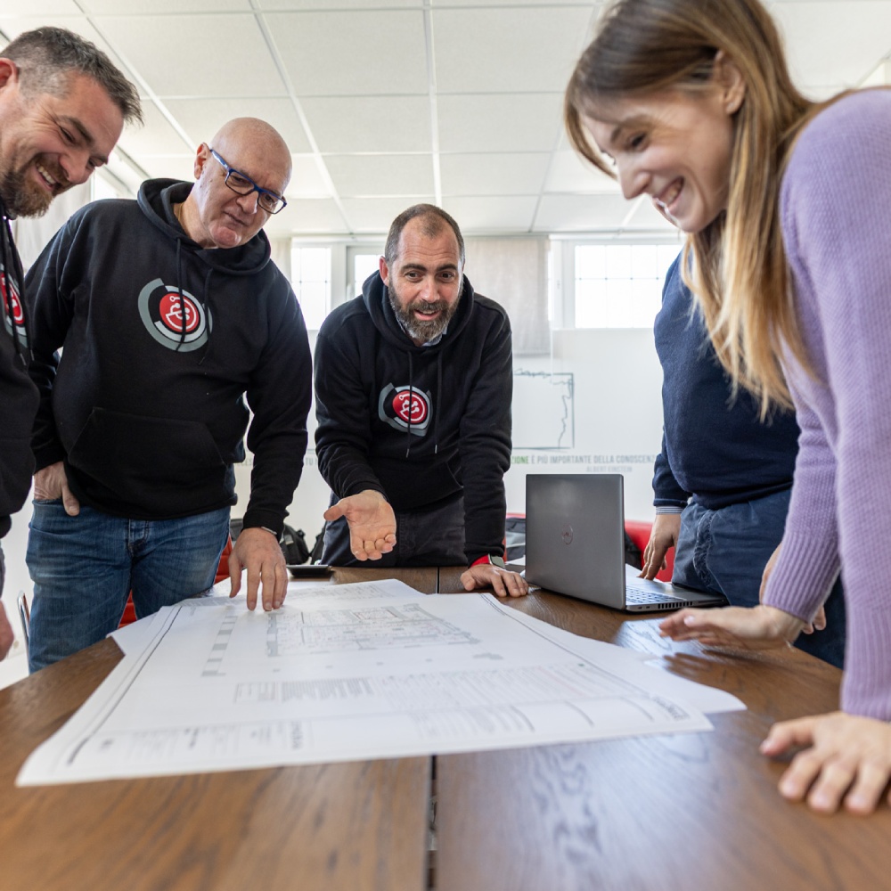 Team tecnico al lavoro su un progetto impiantistico