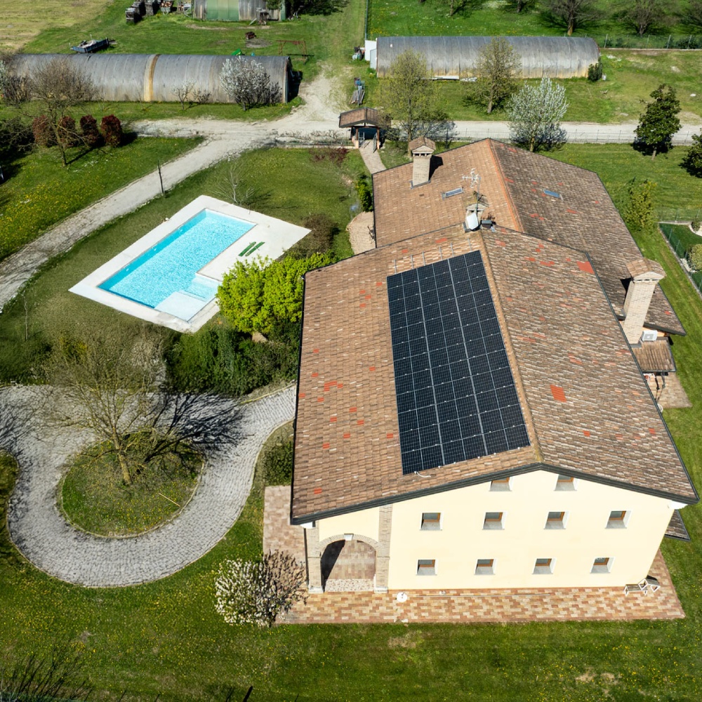 Impianto fotovoltaico su tetto residenziale