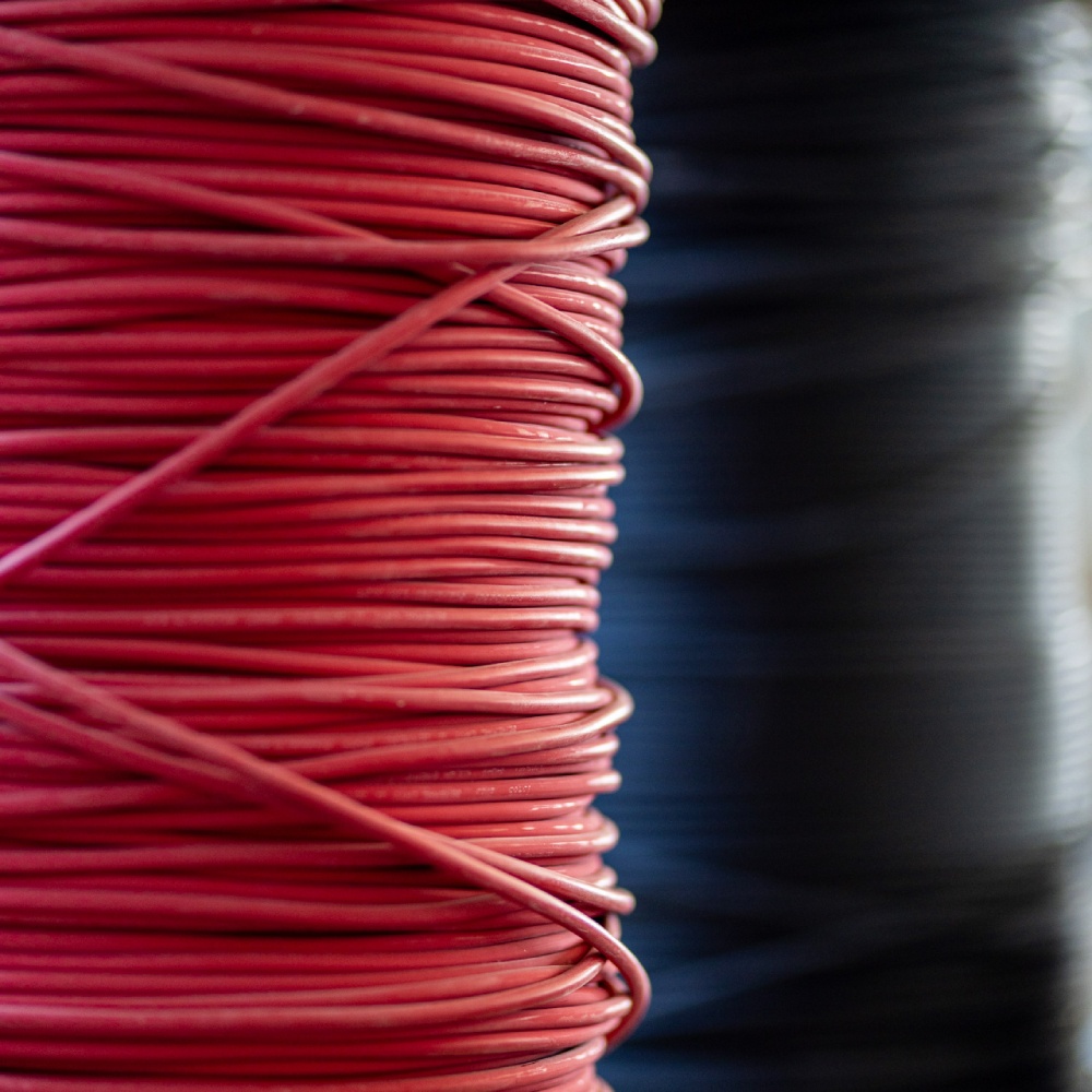 Bobina di cavo rosso per impianti elettrici