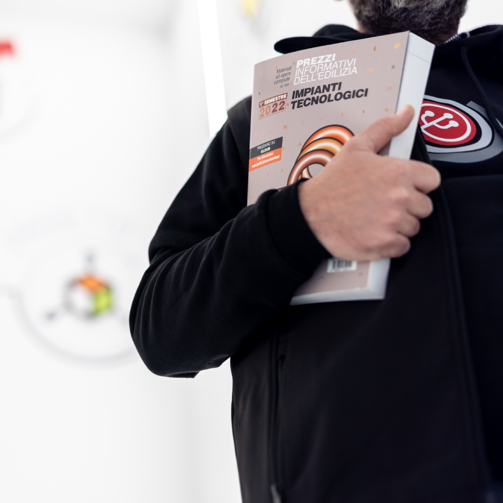 Tecnico con manuale tecnico per impianti certificati
