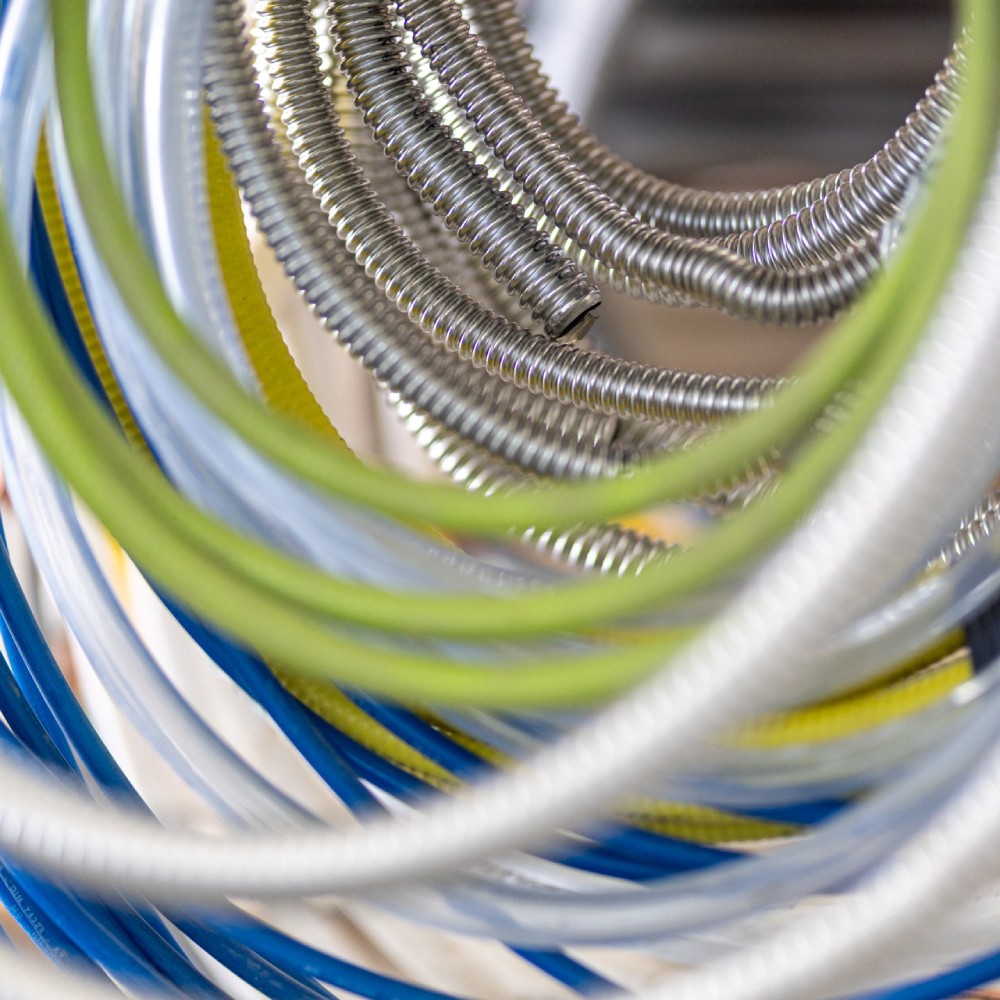 Dettaglio di tubi flessibili e cavi tecnici per impianti elettrici e termici